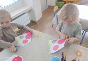 dzieci wykonują magiczny kwiatek z papieru