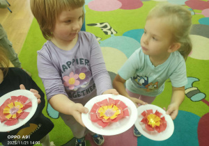 dzieci wykonują magiczny kwiatek z papieru