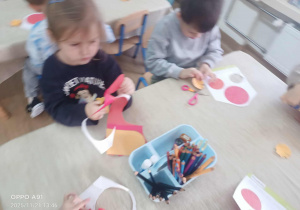 dzieci wykonują magiczny kwiatek z papieru