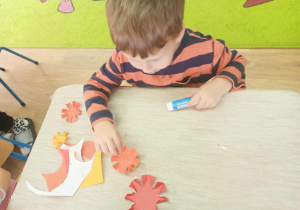 dzieci wykonują magiczny kwiatek z papieru