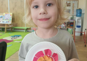 dzieci wykonują magiczny kwiatek z papieru