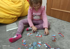 dziecko układa puzzle