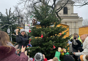 ubieranie choinki na Starym Rynku