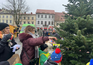 ubieranie choinki na Starym Rynku