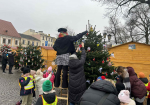 ubieranie choinki na Starym Rynku