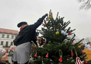 ubieranie choinki na Starym Rynku