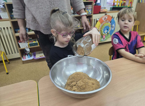Święta pachną piernikiem- Żabki robią piernikowe cake popsy.
