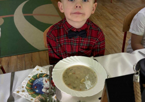 Wdrażanie do kulturalnego zachowania się przy stole