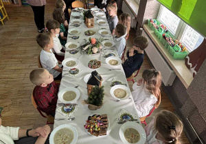 Wdrażanie do kulturalnego zachowania się przy stole