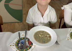 Wdrażanie do kulturalnego zachowania się przy stole