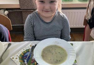 Wdrażanie do kulturalnego zachowania się przy stole