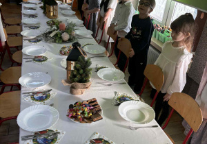 Wdrażanie do kulturalnego zachowania się przy stole