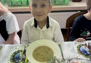 Wdrażanie do kulturalnego zachowania się przy stole