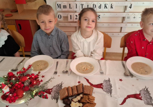 Pszczółki przy stole.