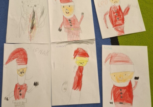 Mikołaje w czerwonych strojach.