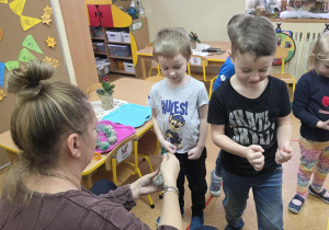 Dzieci przygotowują tłuszczowe kule.