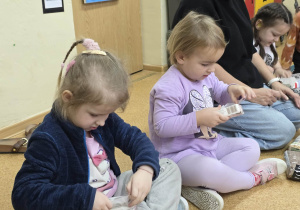 Dzieci przygotowują tłuszczowe kule.