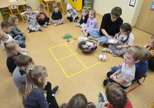 Dzieci przygotowują tłuszczowe kule.