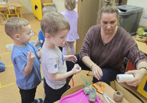Dzieci przygotowują tłuszczowe kule.