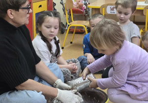 Dzieci przygotowują tłuszczowe kule.