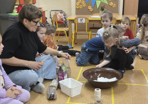 Dzieci przygotowują tłuszczowe kule.