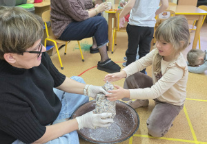 Dzieci przygotowują tłuszczowe kule.