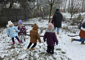 Dzieci przygotowują tłuszczowe kule.