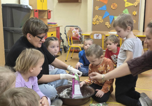 Dzieci przygotowują tłuszczowe kule.