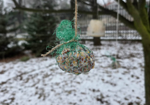 Dzieci przygotowują tłuszczowe kule.