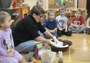 Dzieci przygotowują tłuszczowe kule.