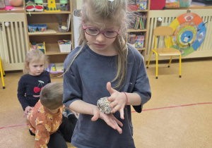 Dzieci przygotowują tłuszczowe kule.