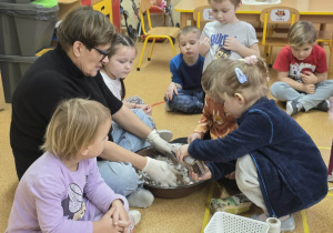 Dzieci przygotowują tłuszczowe kule.