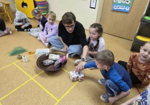 Dzieci przygotowują tłuszczowe kule.