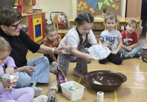 Dzieci przygotowują tłuszczowe kule.