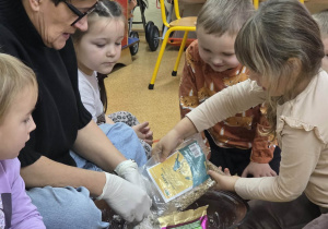 Dzieci przygotowują tłuszczowe kule.