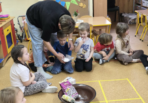 Dzieci przygotowują tłuszczowe kule.