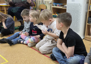 Dzieci przygotowują tłuszczowe kule.