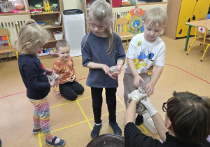 Dzieci przygotowują tłuszczowe kule.