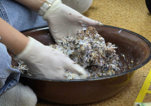 Dzieci przygotowują tłuszczowe kule.