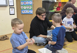 Dzieci przygotowują tłuszczowe kule.