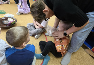 Dzieci przygotowują tłuszczowe kule.