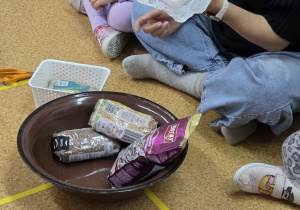 Dzieci przygotowują tłuszczowe kule.