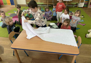 Nauka prawidłowego nakrycia stołu