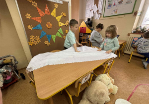 Nauka prawidłowego nakrycia stołu