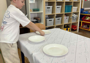 Nauka prawidłowego nakrycia stołu