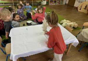 Nauka prawidłowego nakrycia stołu