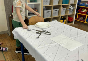 Nauka prawidłowego nakrycia stołu