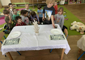 Nauka prawidłowego nakrycia stołu