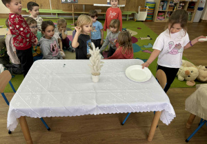 Nauka prawidłowego nakrycia stołu