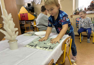 Nauka prawidłowego nakrycia stołu